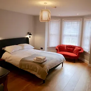 https://modernised-victorian-studio-apartment.brighton-hotels-england.com